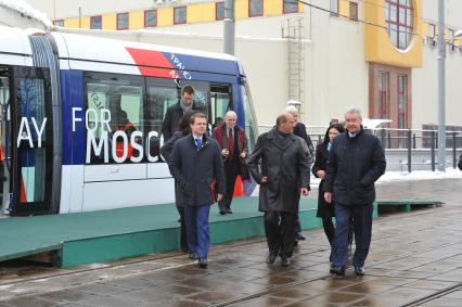 В Москве состоялась презентация трамвая нового поколения, совместная разработка франзузской фирмы `Alstom` и `Трансмашхолдинг`. На снимке: мэр Москвы Сергей Собянин (крайний справа) около трамвая.