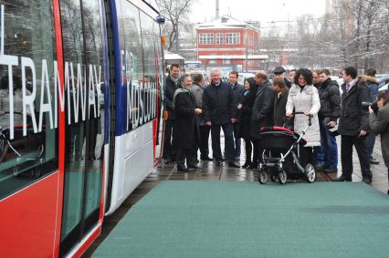 В Москве состоялась презентация трамвая нового поколения, совместная разработка франзузской фирмы `Alstom` и `Трансмашхолдинг`. На снимке: мэр Москвы Сергей Собянин (четвертый слева) присутствует на презентации.