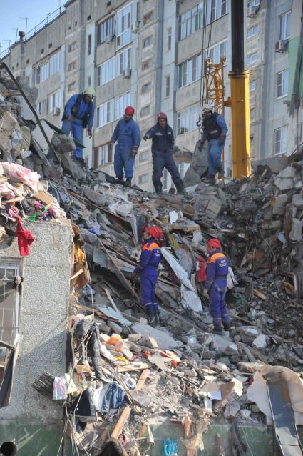 Последствия взрыва бытового газа в жилом доме в Астрахани. На снимке: поисково-спасательные работы у завалов обрушившегося после взрыва газа подъезда дома.