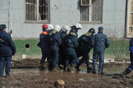 Последствия взрыва бытового газа в жилом доме в Астрахани. На снимке: поисково-спасательные работы у завалов обрушившегося после взрыва газа подъезда дома.