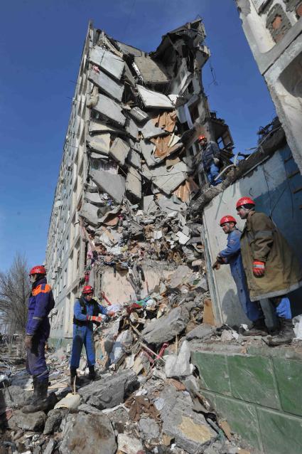 Последствия взрыва бытового газа в жилом доме в Астрахани. На снимке: поисково-спасательные работы у завалов обрушившегося после взрыва газа подъезда дома.