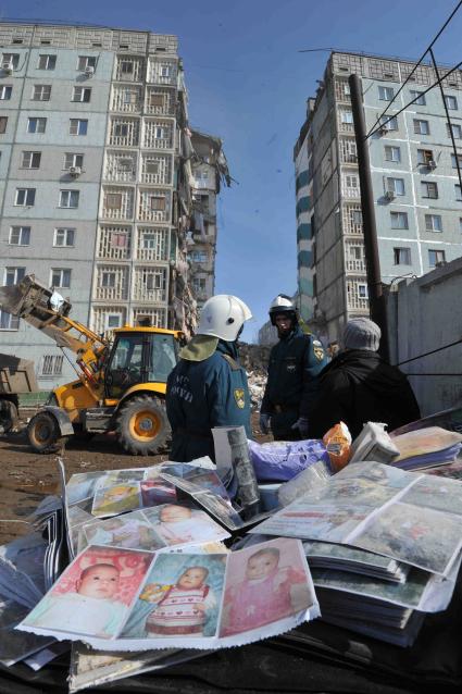 Последствия взрыва бытового газа в жилом доме в Астрахани. На снимке: поисково-спасательные работы у завалов обрушившегося после взрыва газа подъезда дома.