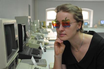 В Москве открылся музей Apple. На снимке: девушка в раритетных очках Apple.