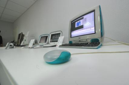 В Москве открылся музей Apple. На снимке: компьютер Bondi Blue iMac Apple и мышь Round USB Mouse (на первом плане).