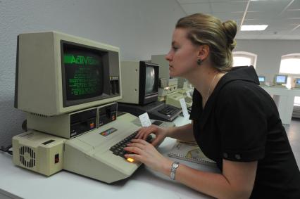 В Москве открылся музей Apple. На снимке: девушка сидит за компьютером Apple II.