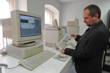 В Москве открылся музей Apple. На снимке: собиратель экспонатов музея Андрей Антонов с клавиатурой в руках.