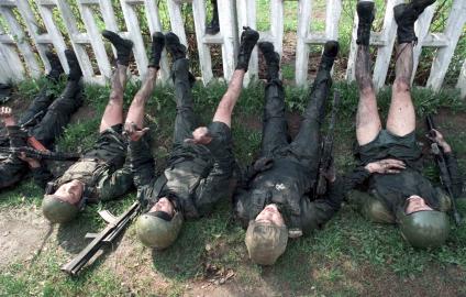 Тренировка войск особого назначения.
Несколько солдат лежат задрав ноги на забор.