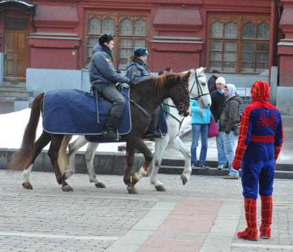 Манежная площадь. На снимке: конная полиция и мужчина в костюме человека паука.