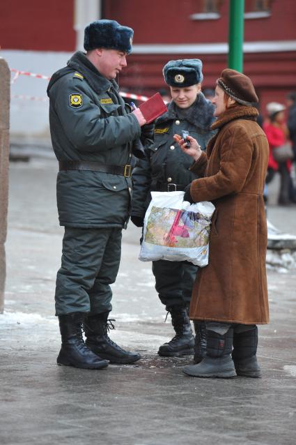 Манежная площадь. На снимке: женщина разговаривает с сотрудниками  полиции