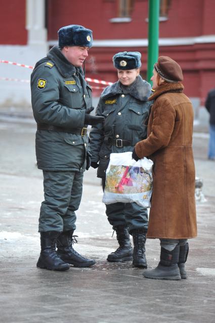 Манежная площадь. На снимке: женщина разговаривает с сотрудниками  полиции