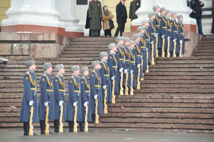 Центральный театр Российской армии. Церемония прощания с актрисой Людмилой Касаткиной. На снимке: почетный караул на лестнице театра Российской армии.