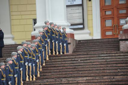 Центральный театр Российской армии. Церемония прощания с актрисой Людмилой Касаткиной. На снимке: почетный караул на лестнице театра Российской армии.