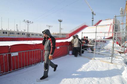 Лужники. Подготовка к проведению соревнований Кубка мира в параллельном слаломе сноуборда. На снимке: строительство `искусственной горы` - специальной рампы из металлоконструкций высотой около 60, длиной почти 175 и шириной более 20 метров.