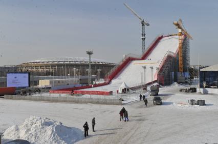 Лужники. Подготовка к проведению соревнований Кубка мира в параллельном слаломе сноуборда. На снимке: строительство `искусственной горы` - специальной рампы из металлоконструкций высотой около 60, длиной почти 175 и шириной более 20 метров.