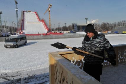 Лужники. Подготовка к проведению соревнований Кубка мира в параллельном слаломе сноуборда. На снимке: строительство `искусственной горы` - специальной рампы из металлоконструкций высотой около 60, длиной почти 175 и шириной более 20 метров.