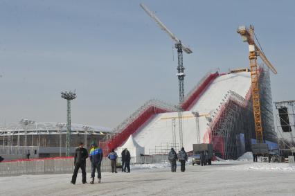 Лужники. Подготовка к проведению соревнований Кубка мира в параллельном слаломе сноуборда. На снимке: строительство `искусственной горы` - специальной рампы из металлоконструкций высотой около 60, длиной почти 175 и шириной более 20 метров.