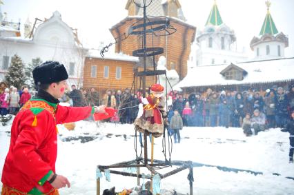 Измайловский Кремль. Празднование Масленицы. На снимке сожжение чучела Масленицы.