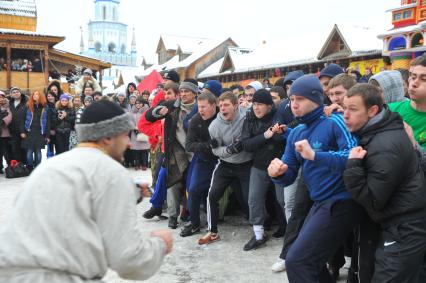 Измайловский Кремль. Празднование Масленицы. На снимке участники  кулачного боя.