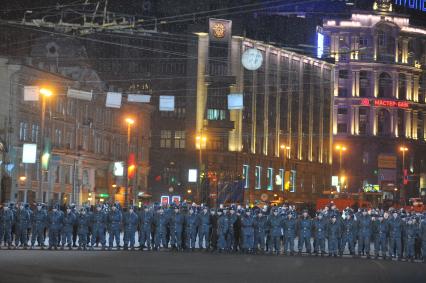 Полицейские перекрыли улицу Тверскую- усиление мер безопасности в центре Москвы во время голосования на выборах президента РФ  , Москва, 4 марта 2012 года