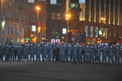 Полицейские перекрыли улицу Тверскую- усиление мер безопасности в центре Москвы во время голосования на выборах президента РФ  , Москва, 4 марта 2012 года