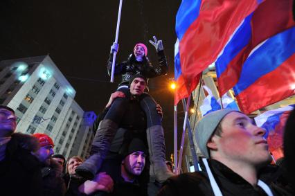 Участники санкционированного митинга в поддержку Владимира Путина на Манежной площади, Москва, 4 марта 2012 года