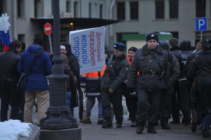 Усиление мер безопасности в центре Москвы во время голосования на выборах президента РФ  , Москва, 4 марта 2012 года