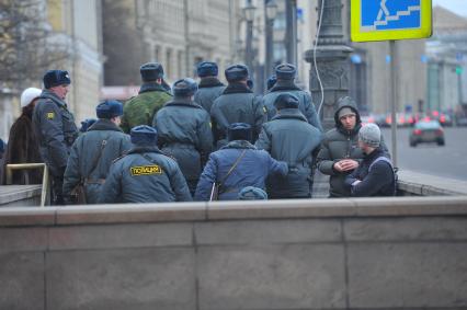 Усиление мер безопасности в центре Москвы во время голосования на выборах президента РФ  , Москва, 4 марта 2012 года