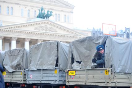 Усиление мер безопасности в центре Москвы во время голосования на выборах президента РФ- у большого театра стоят военные машины , Москва, 4 марта 2012 года