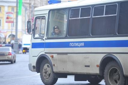 Усиление мер безопасности в центре Москвы во время голосования на выборах президента РФ- женщина полицейский сидит в машине полиции , Москва, 4 марта 2012 года