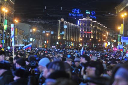 Участники санкционированного митинга в поддержку Владимира Путина на Манежной площади, Москва, 4 марта 2012 года