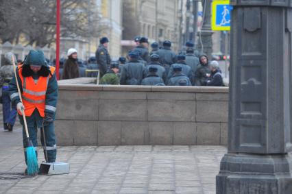 Усиление мер безопасности в центре Москвы во время голосования на выборах президента РФ  , Москва, 4 марта 2012 года