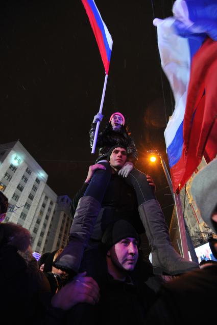 Участники санкционированного митинга в поддержку Владимира Путина на Манежной площади, Москва, 4 марта 2012 года