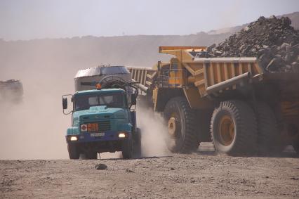 Автомобиль со взрывчаткой едет по территории угольного разреза. Кедровский угольный разрез.