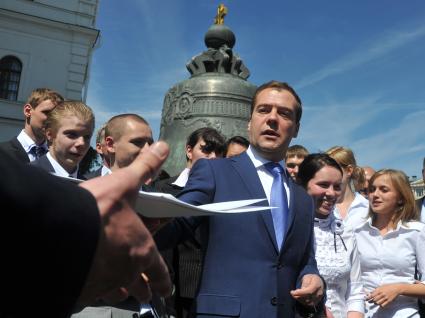 Президент РФ Дмитрий Медведев (в центре) во время встречи с выпускниками образовательных учреждений для детей-сирот и детей, оставшихся без попечения родителей, в Тайницком саду на территории Кремля.