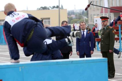 Президент России Дмитрий Медведев (второй справа) во время посещения 5-й гвардейской Таманской отдельной мотострелковой бригады в подмосковном Алабино.