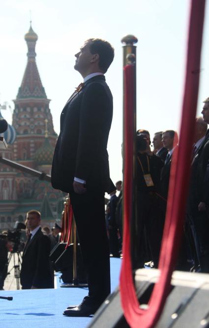 Президент России Дмитрий Медведев на военном параде, посвященном 65-й годовщине победы в Великой Отечественной войне. Парад прошел на Красной площади.