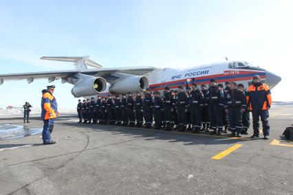 Сотрудники МЧС готовятся к перелету в Японию где произошло сильнейшее землетрясение и цунами. Спасатели стоят около самолета.