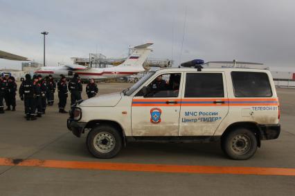 Сотрудники МЧС разгружают самолет по прилету в Японию где произошло сильнейшее землетрясение и цунами.