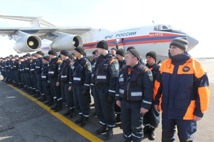 Сотрудники МЧС готовятся к перелету в Японию где произошло сильнейшее землетрясение и цунами. Спасатели стоят около самолета.