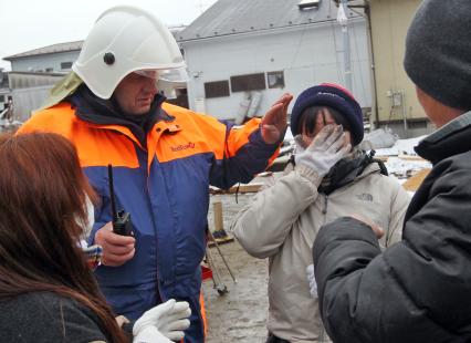 Сильнейшее землетрясение и цунами в Японии. Спасатели МЧС России помогают разбирать завалы и искать выживших.