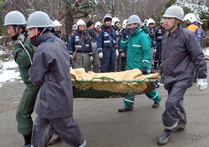 Сильнейшее землетрясение и цунами в Японии. Спасатели МЧС России помогают разбирать завалы и искать выживших.