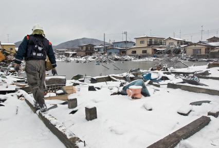 Сильнейшее землетрясение и цунами в Японии. Спасатели МЧС России помогают разбирать завалы и искать выживших.