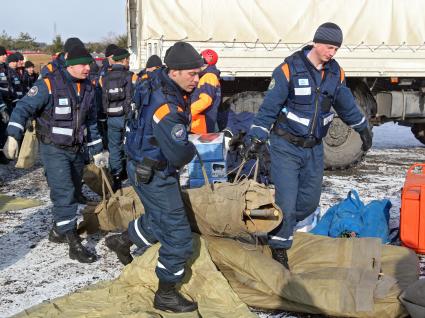 Сотрудники МЧС России ставят свою часть лагеря в международном лагере спасателей после сильнейшего землетрясение и цунами в Японии.