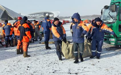 Сотрудники МЧС России ставят свою часть лагеря в международном лагере спасателей после сильнейшего землетрясение и цунами в Японии.