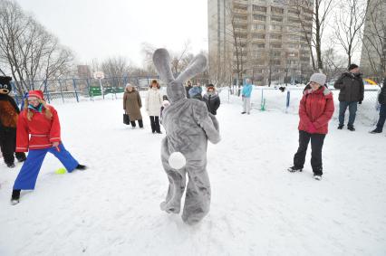 Празднование Масленицы. На снимке: аниматор в костюме ростовой куклы и дети.