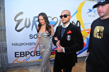 Финальный отборочный концерт Евровидения - 2012. На снимке: певец Тимати и оперная певица из Татарстана Аида.