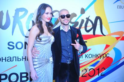 Финальный отборочный концерт Евровидения - 2012. На снимке: певец Тимати и оперная певица из Татарстана Аида.