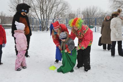 Празднование Масленицы. Бег в мешках. На снимке: аниматоры и дети.