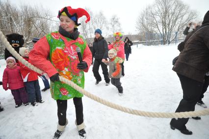 Празднование Масленицы. На снимке: перетягивание каната.