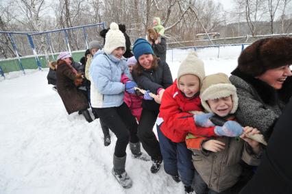 Празднование Масленицы. На снимке: перетягивание каната.